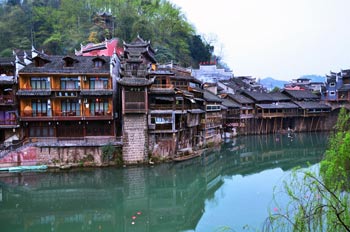  張家界國家森林公園、黃龍洞、鳳凰古城九景三晚四日游